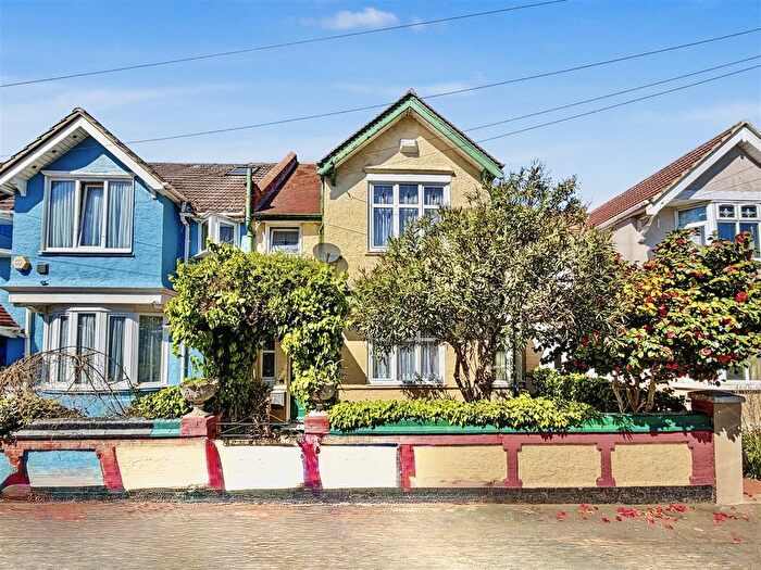 3 Bedroom End Terrace House For Sale In Albert Road, Hounslow, TW3