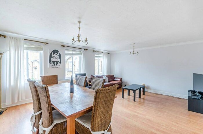 2 Bedroom Flat To Rent In Hillgate Place, Balham, London, SW12