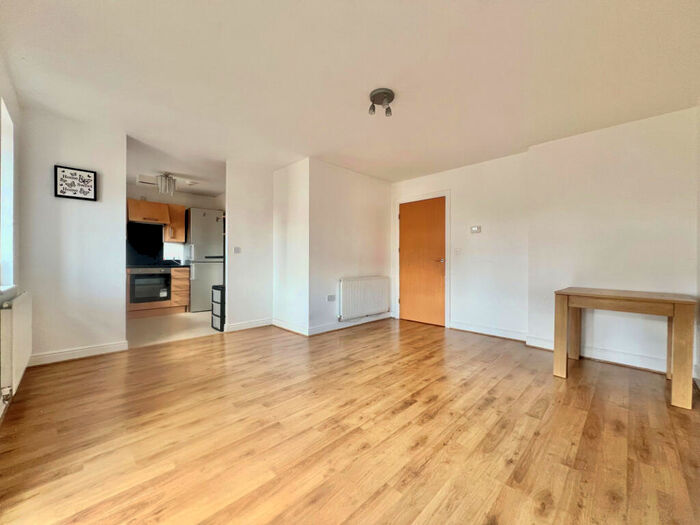 2 Bedroom Apartment To Rent In Millicent Grove, Palmers Green, N13