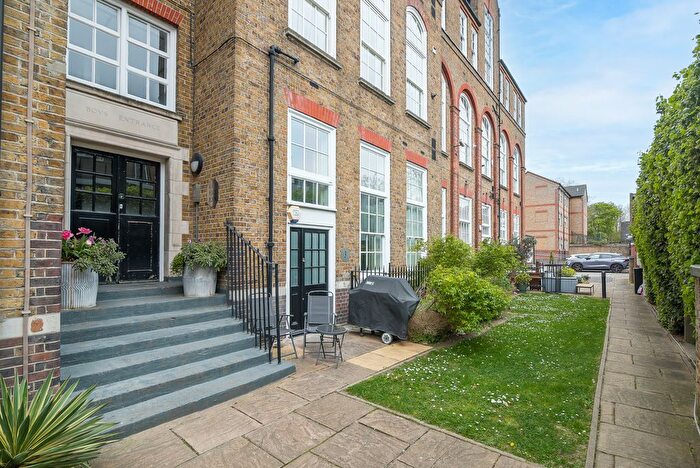 3 Bedroom Flat For Sale In Lyham Road, London, SW2