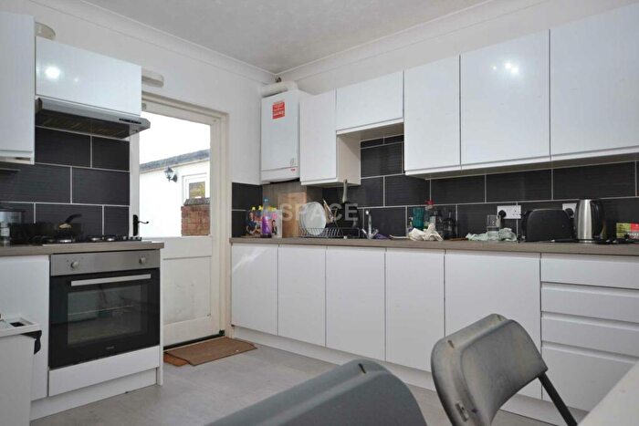 3 Bedroom Terraced House To Rent In Blenheim Road, Reading, Berkshire, RG1