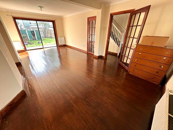 4 Bedroom Semi-detached House To Rent In Eastfield Gardens, Dagenham, RM10