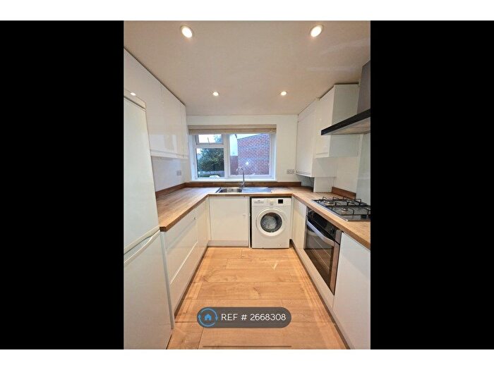 2 Bedroom Flat To Rent In Highmoor, Amersham, HP7