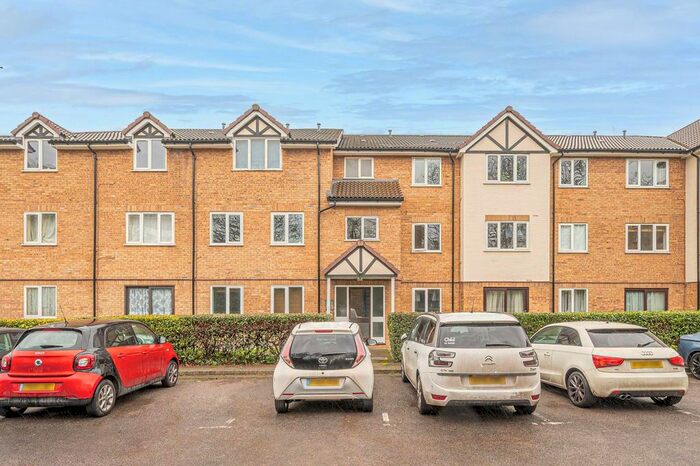 1 Bedroom Flat To Rent In Raven Close, Edgware, London, NW9