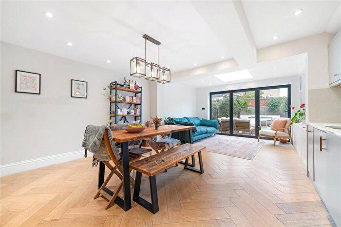 2 Bedroom Apartment For Sale In Spurling Road, London, SE22