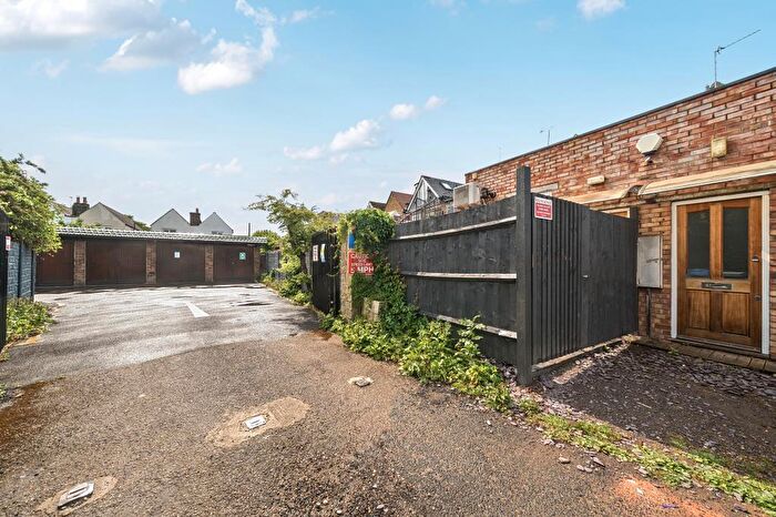 2 Bedroom Maisonette For Sale In Surbiton, Surrey, KT6