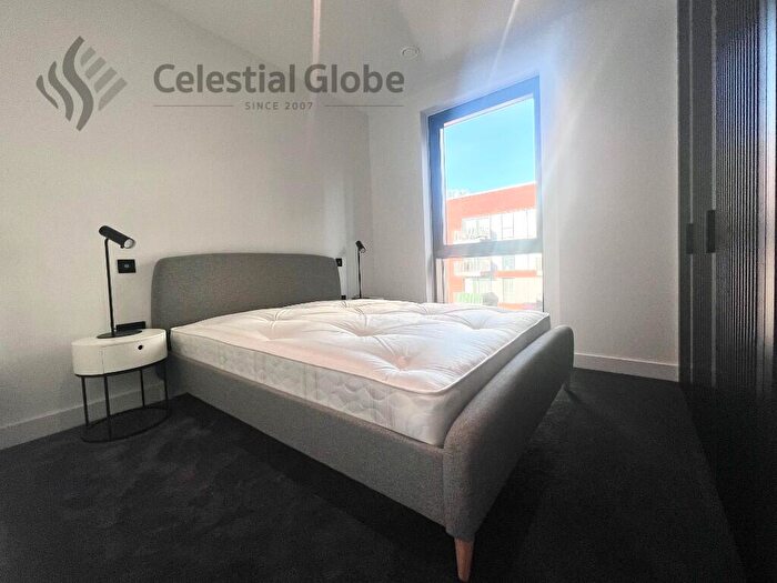 2 Bedroom Apartment To Rent In Viaduct Gardens, London, SW11