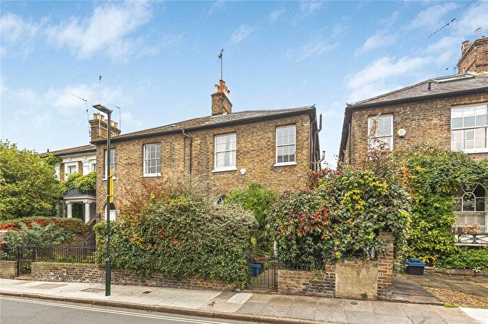 3 Bedroom Semi-detached House For Sale In The Vineyard, Richmond, TW10
