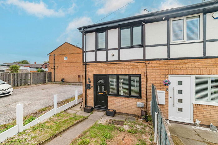 2 Bedroom Semi-Detached House For Sale In Lock Close, Hopwood, OL10