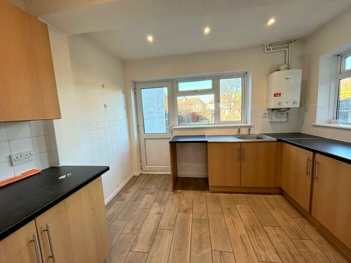 3 Bedroom House To Rent In West Close Rainham, RM13