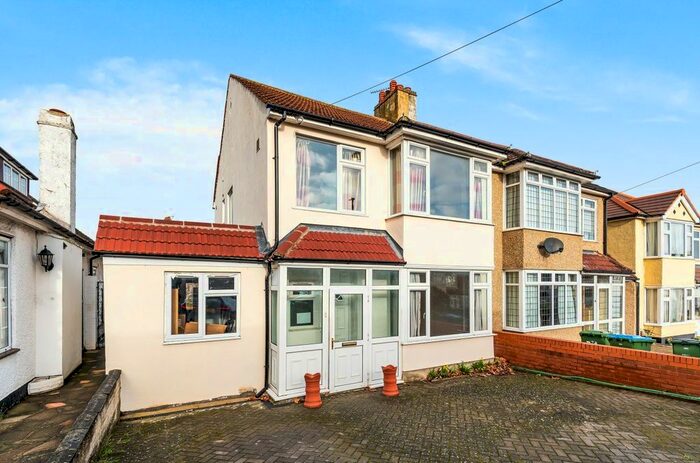 4 Bedroom Semi-Detached House To Rent In Mervyn Avenue, London, SE9