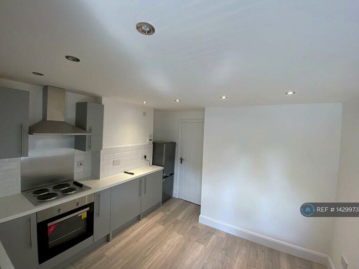 2 Bedroom Flat To Rent In Southend Lane, London, SE26