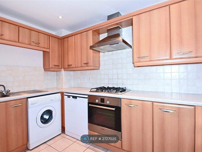 2 Bedroom Flat To Rent In Iliffe Close, Reading, RG1