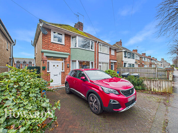 3 Bedroom Semi-Detached House For Sale In Dell Road, Lowestoft, NR33