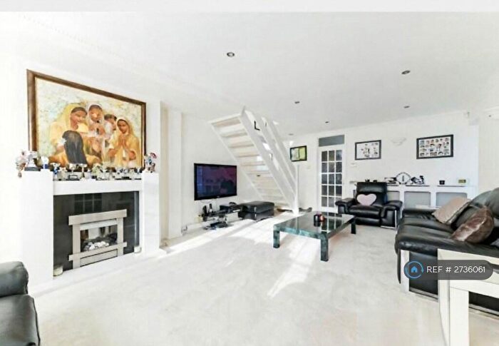 4 Bedroom Detached House To Rent In Badgers Copse, Worcester Park, KT4