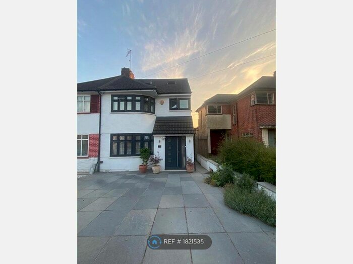 4 Bedroom Semi-Detached House To Rent In Hampden Way, London, N14