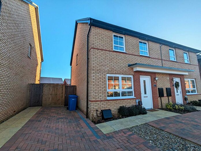 3 Bedroom Semi-Detached House To Rent In Brockhall Crescent, Barton Seagrave, NN15