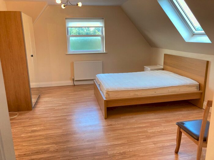 Studio To Rent In Very Near North Common Road Area, Ealing Broadway East, W5