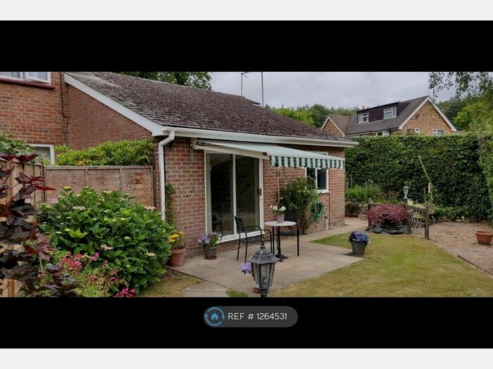 2 Bedroom Bungalow To Rent In Fields End, Penn HP10