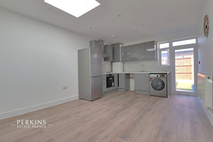 2 Bedroom Flat To Rent In Costons Lane, Greenford, UB6