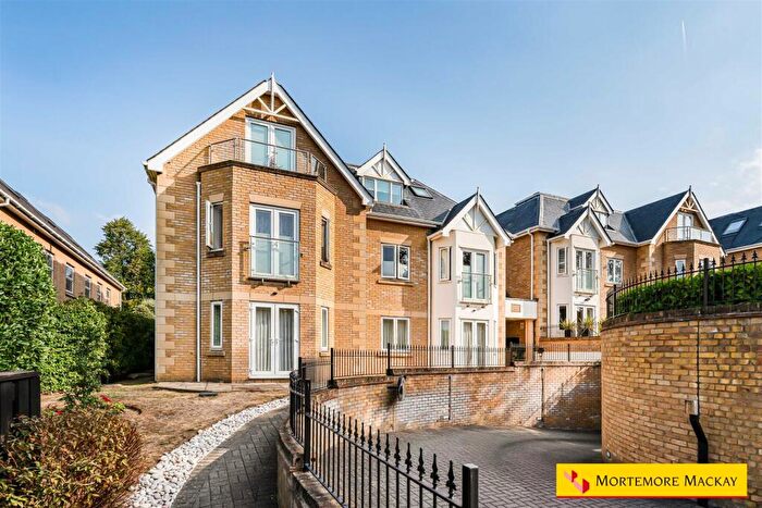 3 Bedroom Flat For Sale In Slades Hill, Enfield, EN2