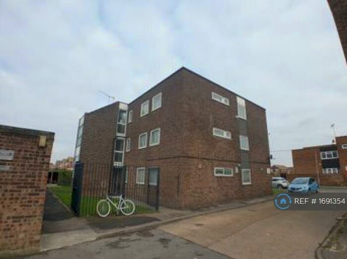 3 Bedroom Flat To Rent In May Avenue, Canvey Island, SS8