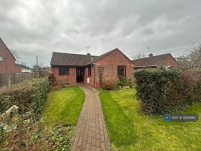 3 Bedroom Bungalow To Rent In Snellgrove Place, Calmore, Southampton, SO40