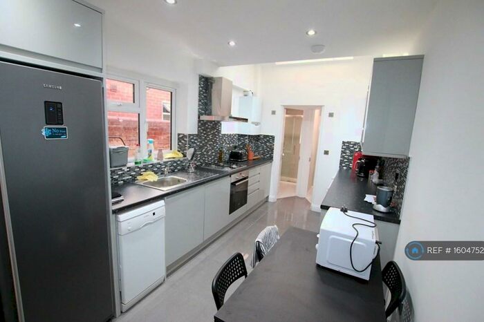 6 Bedroom Terraced House To Rent In Grange Avenue, Reading, RG6