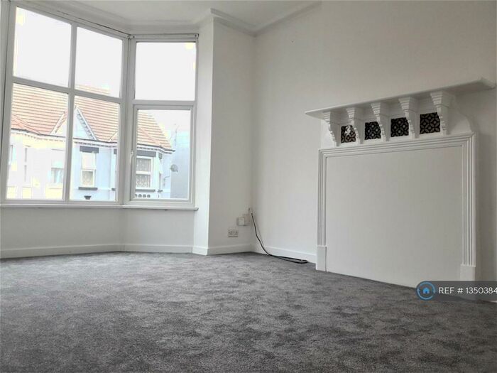 3 Bedroom Semi-Detached House To Rent In Grafton Road, Bedford, MK40