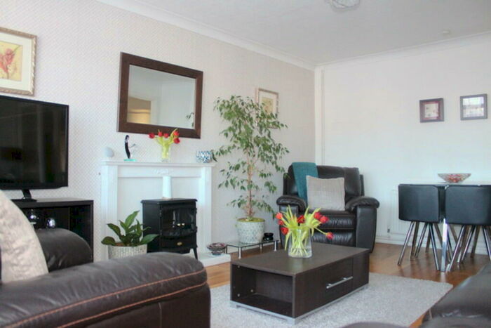 2 Bedroom Maisonette To Rent In Stamford Close, Harrow Weald, HA3