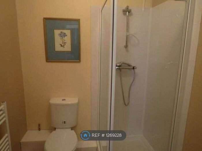 2 Bedroom Flat To Rent In New Broadway, Hillingdon UB10