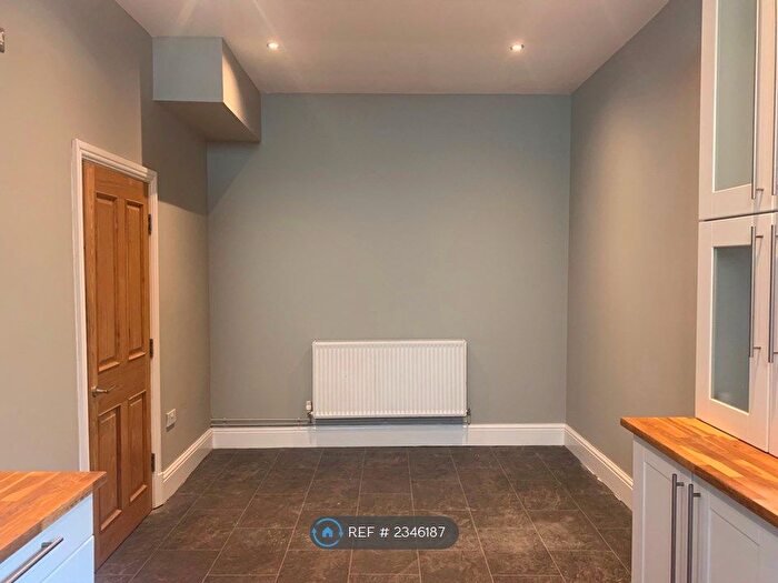 6 Bedroom Semi-Detached House To Rent In Burnley Road, Todmorden, OL14