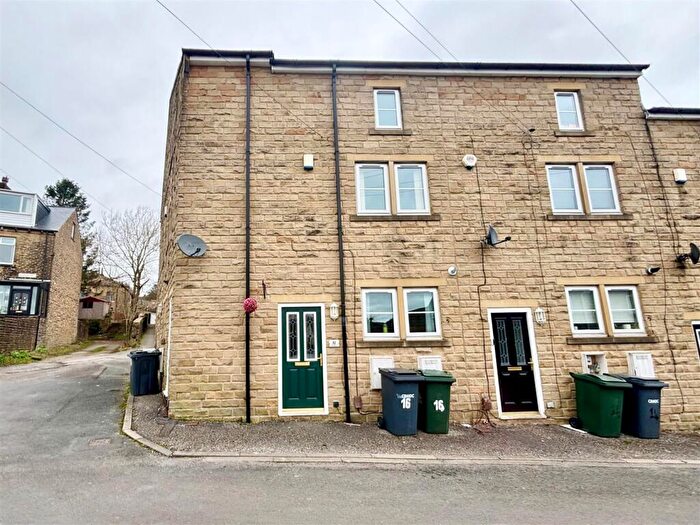 3 Bedroom Town House For Sale In John Street, Thornton, Bradford, BD13