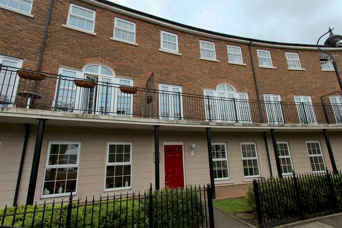 2 Bedroom Flat To Rent In Palladian Circus, Greenhithe, DA9