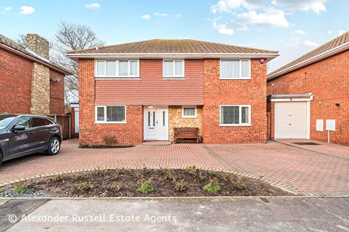 3 Bedroom Detached House For Sale In Tina Gardens, Broadstairs, CT10