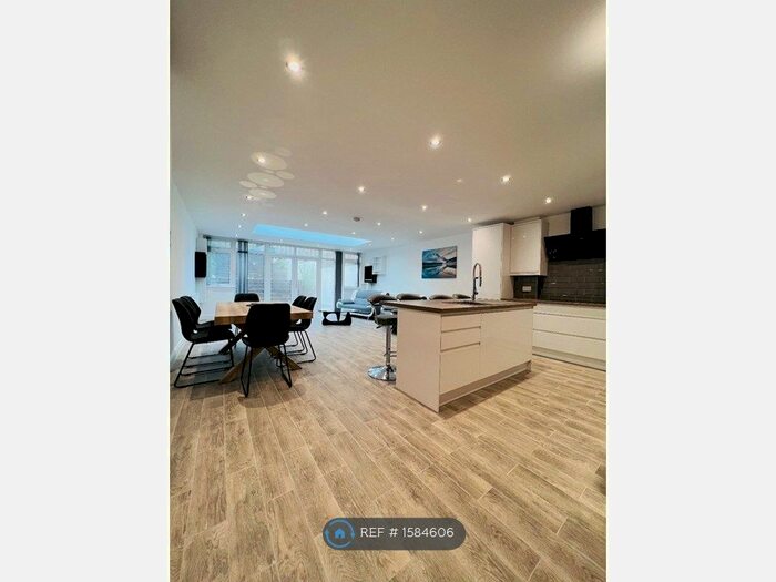 3 Bedroom Flat To Rent In Alexandra Park Road, London, N22