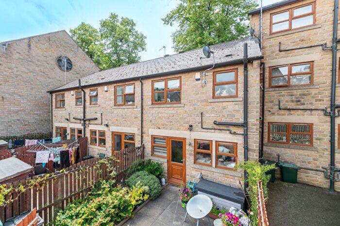 3 Bedroom Town House For Sale In Priestthorpe Road, Bingley, West Yorkshire, BD16