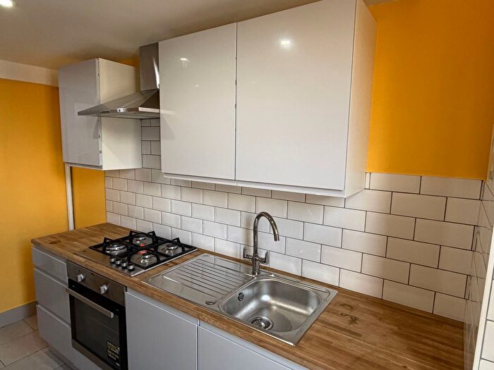 4 Bedroom Flat To Rent In Plum Lane, London, SE18