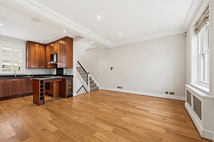 3 Bedroom Maisonette To Rent In First Street, Chelsea, SW3