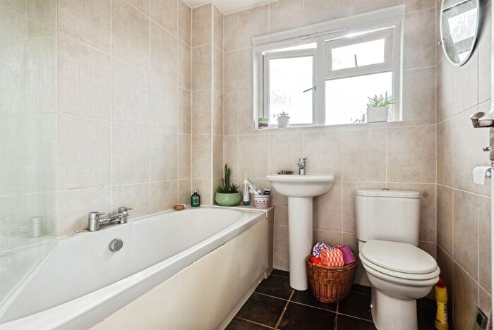 3 Bedroom Semi-Detached House For Sale In Manor Road, Witney, OX28