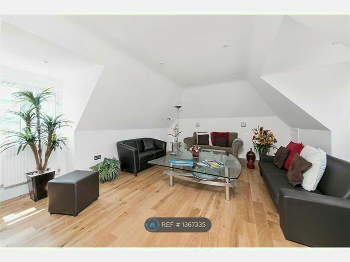 2 Bedroom Flat To Rent In Cobham, Cobham, KT11