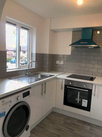 1 Bedroom Flat To Rent In Canons Close, Reigate, RH2