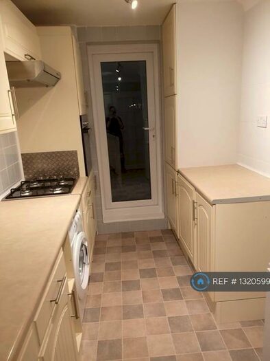 2 Bedroom Flat To Rent In Basildon, Basildon, SS13