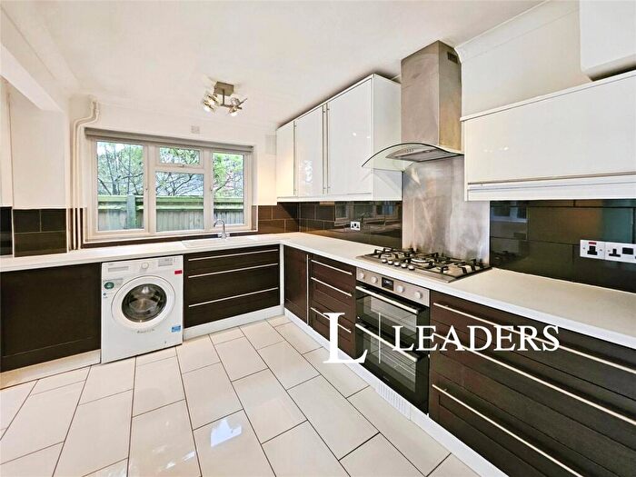 3 Bedroom Bungalow To Rent In Mallory Road, Hove, BN3