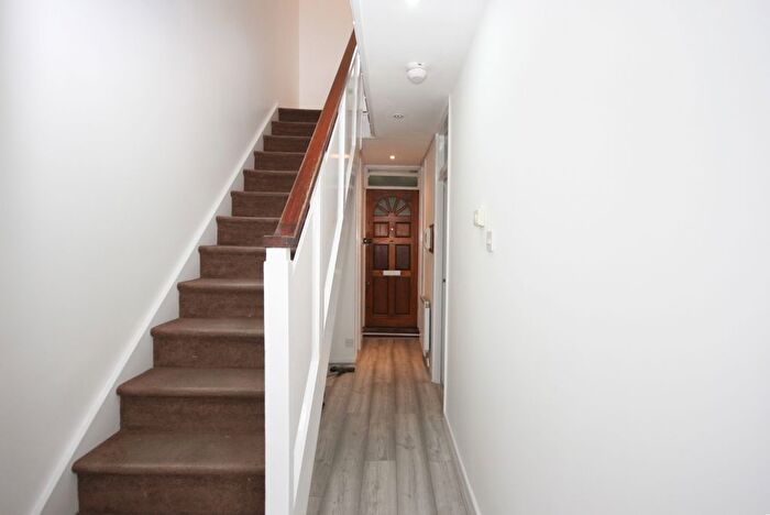 3 Bedroom Maisonette To Rent In Cambridge Heath Road, London, E1