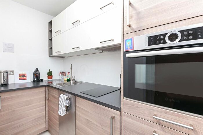 Flat To Rent In Bronwen Court, Grove End Road, NW8