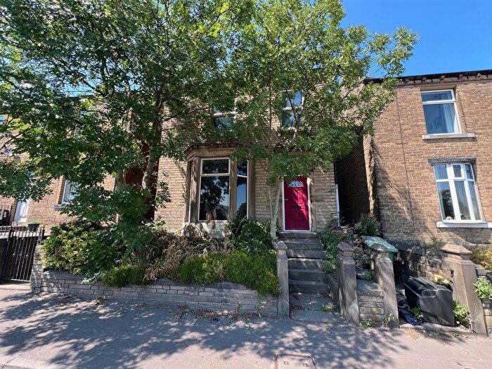 3 Bedroom Detached House For Sale In Leeds Road, Huddersfield, HD2