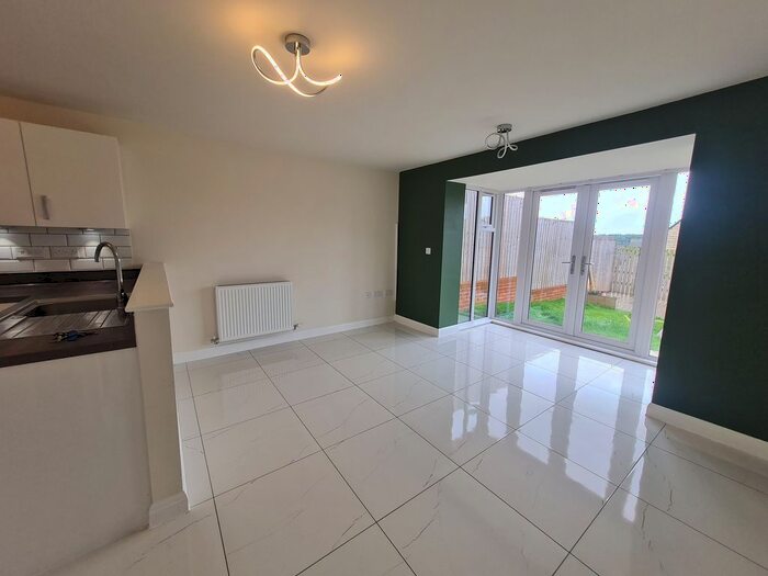 4 Bedroom Town House To Rent In High Lee Grove, Flockton, Wakefield, WF4