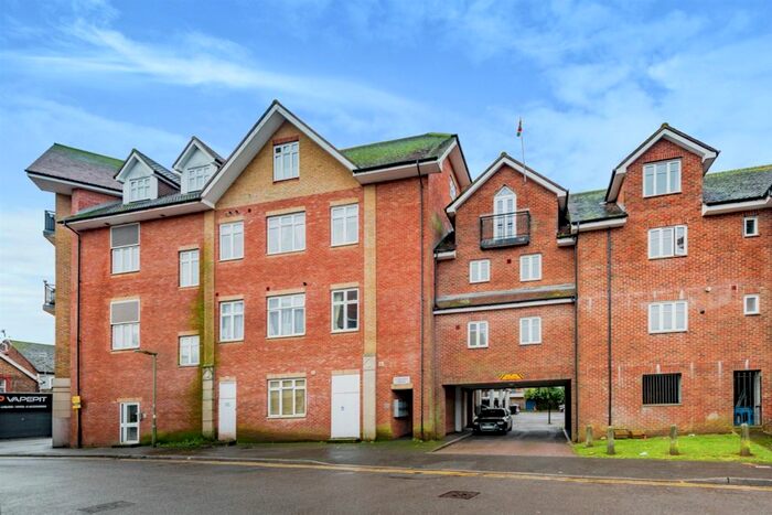 1 Bedroom Flat For Sale In Lumley Road, Horley, RH6