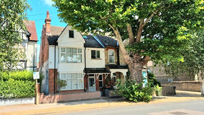 7 Bedroom Semi-Detached House For Sale In Warwick Avenue, Bedford, Bedfordshire, MK40